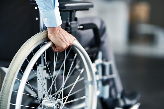Invalid, oseba s posebnimi potrebami, voziček | V poslanski skupini SDS so se zavzeli za dosledno omogočanje dostopa invalidnim osebam do volišč. | Foto Shutterstock