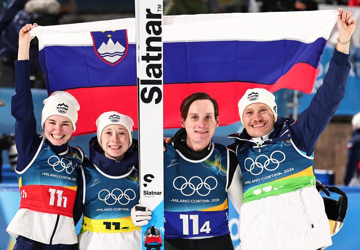 Nika Vodan, Nika Prevc, Domen Prevc in Anže Lanišek so Slovenijo popeljali do prve zlate medalje na letošnjih olimpijskih igrah. | Foto: Guliverimage
