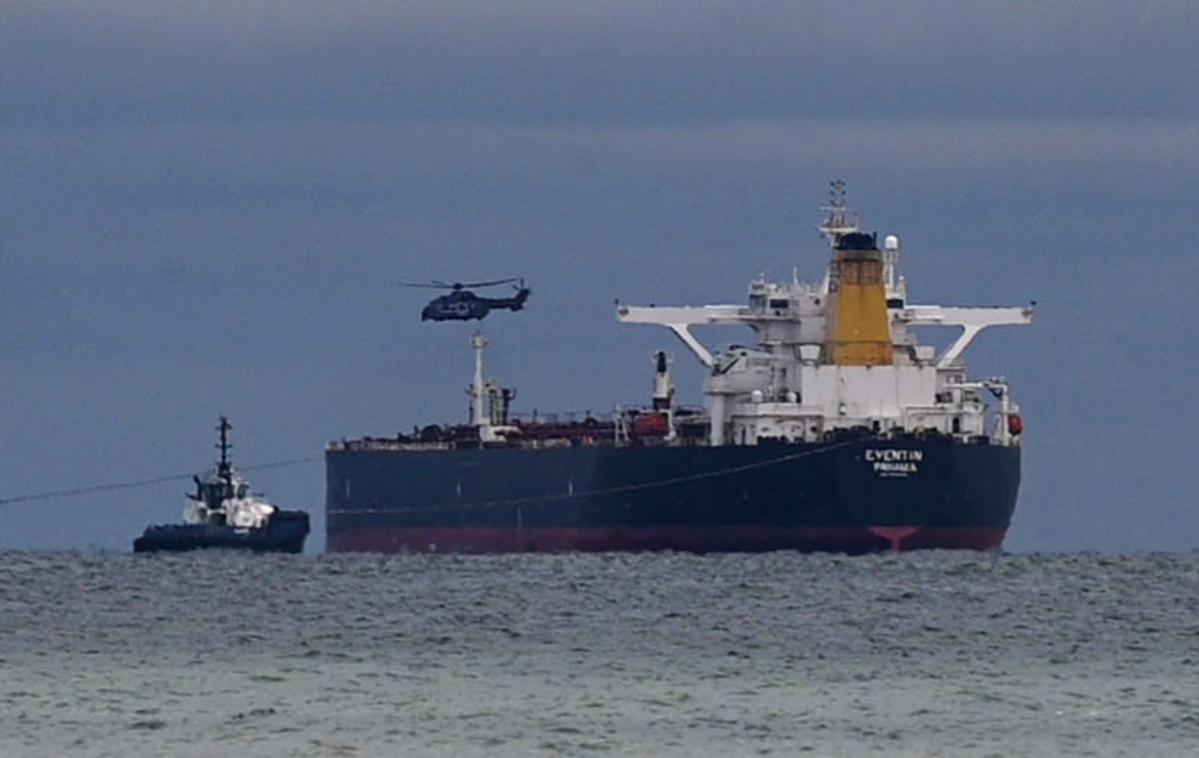 Tanker Eventin | Del ruskega tajnega oziroma senčnega ladjevja naj bi bil tudi tanker Eventin, ki prevaža skoraj sto tisoč ton nafte in je nedavno nasedel na nemški severnomorski obali. Tanker pluje pod panamsko zastavo. | Foto Guliverimage