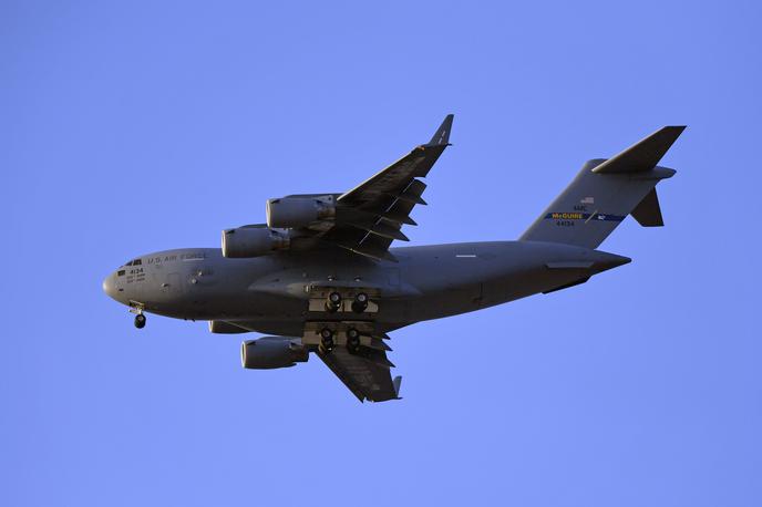 Transportno letalo C-17 Globemaster | Ali letalo C-17 Globemaster, ki ga je upravljala 62. zračna transportna eskadrilja, edina ameriška enota, uradno pooblaščena za prevoz jedrskega orožja, v Evropo prinaša nove jedrske bombe? Fotografija je C-17 je simbolična. | Foto Guliverimage