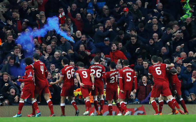 Veselje nogometašev Liverpoola pred tribuno, na kateri so se v torek na Etihadu stiskali navijači rdečih. | Foto: Reuters