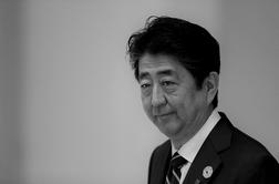 Nekdanji japonski premier Abe po atentatu umrl #video