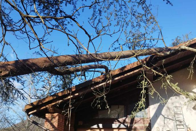 sanacija škode po vertolomu | Obsežnejša akcija je bila v občini Žirovnica, kjer je veter poškodoval okoli 60 odstotkov objektov. | Foto STA