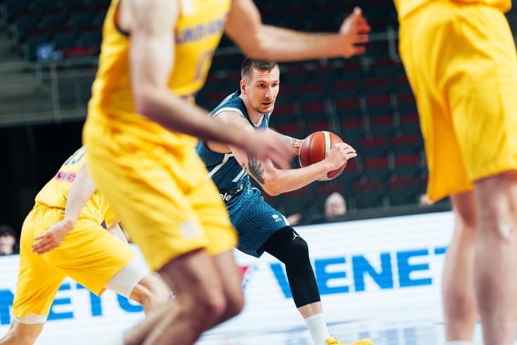  Gregor Hrovat je bil z 22 točkami prvi slovenski strelec. | Foto: FIBA