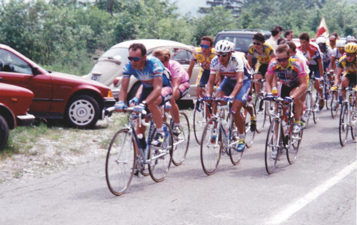 Valter Bonča Giro 1994 Col | Dirka po Italiji je 2. junija 1994 prvič obiskala samostojno Slovenijo. Edini slovenski kolesar na tisti izvedbi Gira je bil Valter Bonča (na fotografiji med vzponom na Col). | Foto osebni arhiv Valterja Bonče