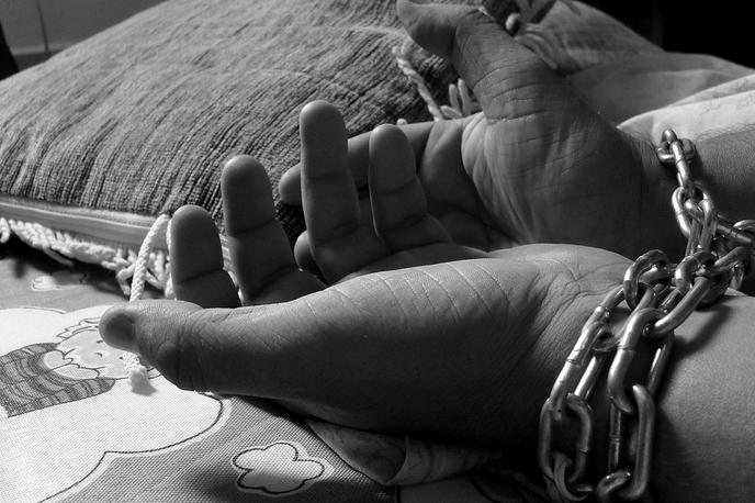 trgovanje z ljudmi zvezane roke | Foto Pixabay