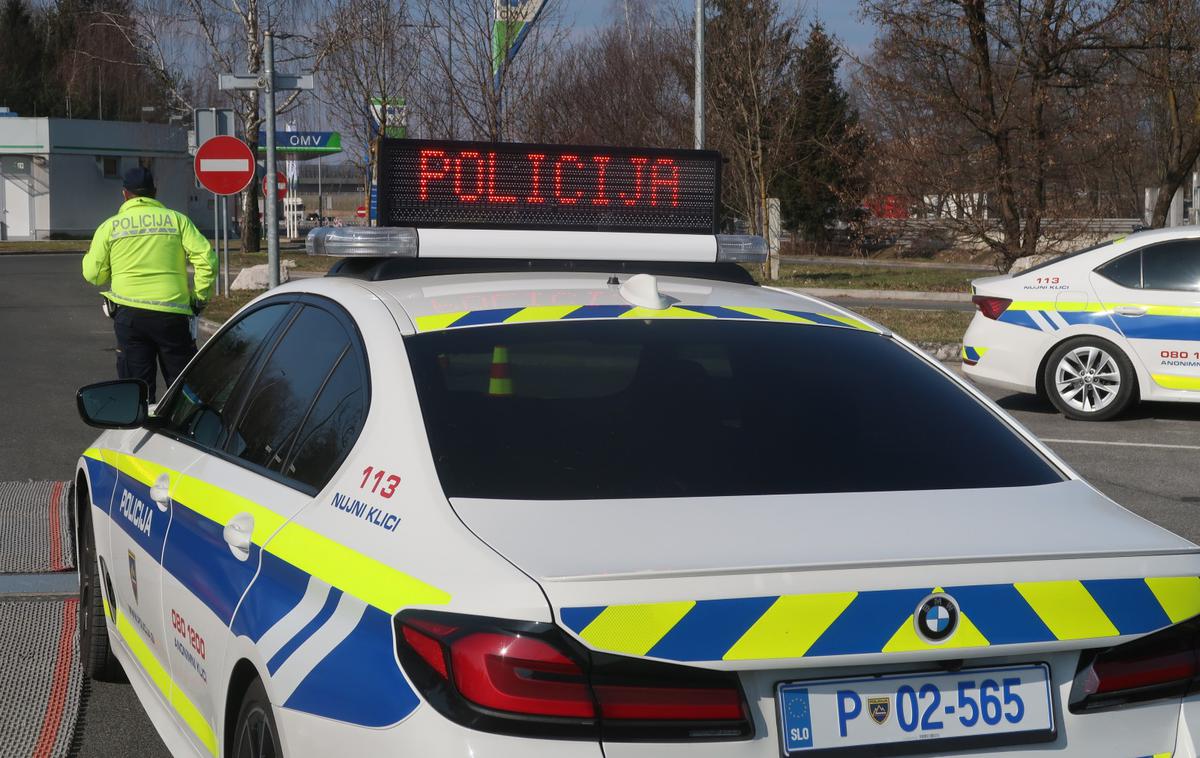 policija, policijsko vozilo | Policisti so Koprčana izsledili v Kopru. Test krvi je pokazal na prisotnost alkohola, kokaina in konoplje. | Foto STA