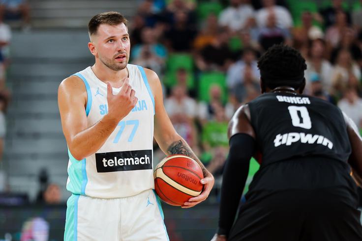 Luka Dončić si je že v prvem polčasu nabral štiri osebne napake. | Foto: Filip Barbalić