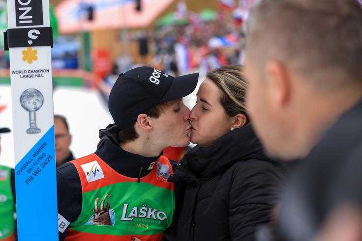 Zmagovalni poljub Domna Prevca in njegove izbranke Špele Ravnik | Foto: Mediaspeed