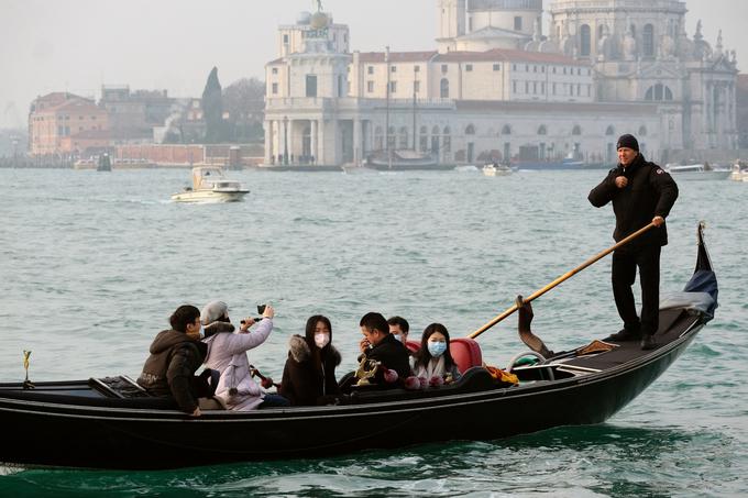 Benetke so novembra prizadele poplave, zdaj pa bi lahko število turistov zmanjšal še strah pred koronavirusom. | Foto: Reuters