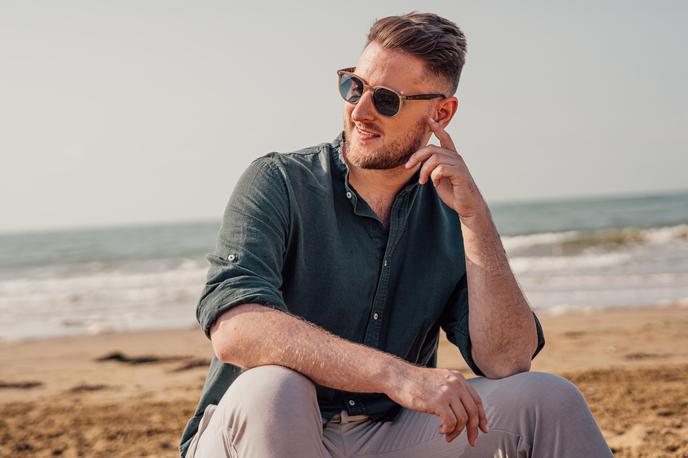 Gregor Ravnik, pevec, Slika z morja | Gregorja Ravnika čakata pestro poletje in jesen, saj bo takrat predstavil tudi svoj drugi album. S Sliko z morja pa je uradno tudi začel poletje. | Foto Friends Production