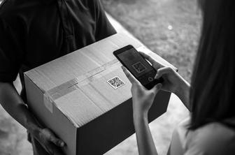 Pozor, nevarni paketi: če takega prinese poštar, bodite izredno previdni