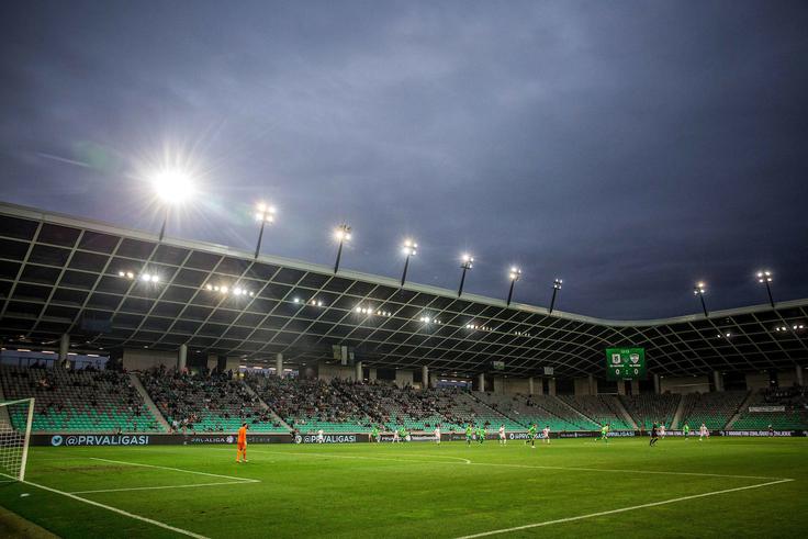 Zadnjo tekmo 3. kroga Prve lige Telekom Slovenije si je v Stožicah v ponedeljek zvečer, ki je za prvoligaške tekme v Ljubljani dokaj nenavaden termin, ogledalo okrog tisoč gledalcev. | Foto: Vid Ponikvar