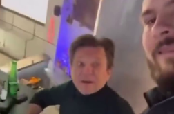 Srbski zvezdnik izgubil živce in tiktokerju iz rok izbil telefon, ko ga je ta snemal