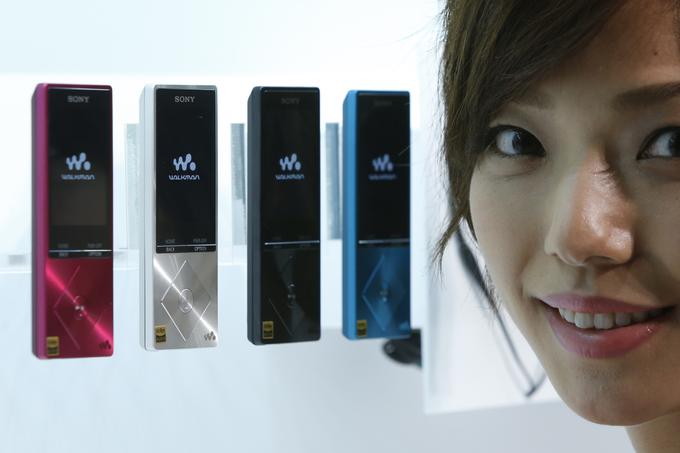 Blagovna znamka Walkman živi še danes, Sony pod tem imenom izdaja prenosne predvajalnike glasbe s priključki USB. | Foto: Reuters