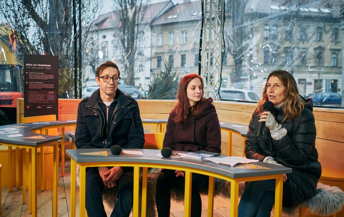 Miza za vsakogar | David Geršak, Klaudija Stare in Nina Gaspari ob Mizi za vsakogar | Foto Primož Bregar