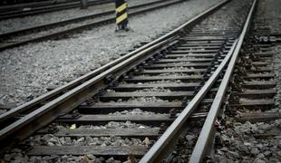V Ljubljani trčila vlak in avtomobil, gasilci rešili ukleščeni osebi