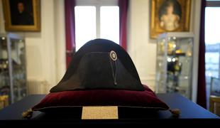 Neverjetno, koliko so iztržili za Napoleonov klobuk
