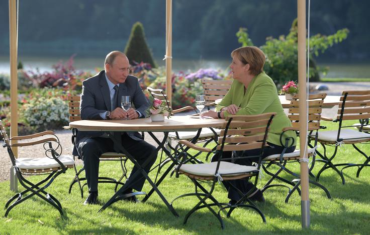 Vladimir Putin je prišel na oblast v Rusiji, preden je Merklova prišla na oblast v Nemčiji, in verjetno bo vladal Rusiji, ko bo Merklova že dolgo v političnem pokoju. Odnosi med Nemčijo in Rusijo so večplastni. Zaradi Putinove priključitve Krima k Rusiji in njegove podpore proruskim upornikom na vzhodu Ukrajine so med državama nesoglasja, a hkrati državi na gospodarskem področju tesno sodelujeta, kolikor se pač da v okviru zahodnih sankcij proti Rusiji. Merklova tako tudi za ceno ameriških groženj s sankcijami ni hotela pretrgati gradnje plinovoda Severni tok 2. | Foto: Reuters
