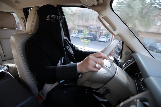 Po več desetletjih prepovedi so ženske v Savdski Arabiji lani lahko začele obiskovati šole vožnje in pridobivati vozniška dovoljenja. | Foto: Reuters