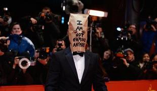 Shia LaBeouf z vrečko na glavi na premieri Nimfomanke
