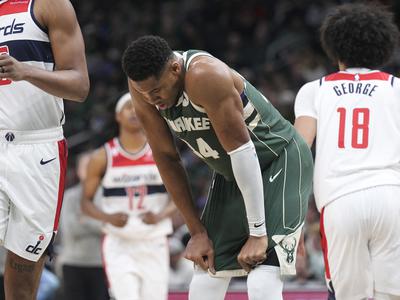Giannis Antetokounmpo na stranskem tiru