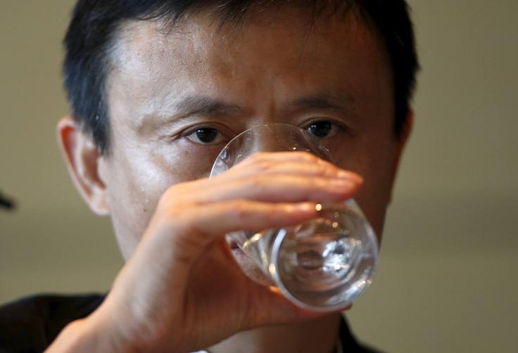 Na tej sliki je morda videti neizprosen, celo strog, a Jack Ma večino časa vsaj v javnosti ni tak. Mednarodni podjetniški svet in mediji imajo Jacka Maja radi, saj je pri svojih javnih nastopih duhovit, sproščen, spoštljiv, artikuliran in, morda najpomembneje, govori tekoče angleško.  | Foto: Reuters