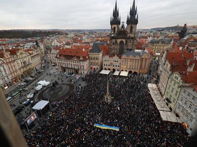 Na Češkem in Slovaškem ob obletnici žametne revolucije protesti #video