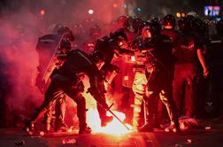 Beograd v plamenih: izbruhnili so brutalni spopadi, ranjenih in pridržanih več deset ljudi #foto #video