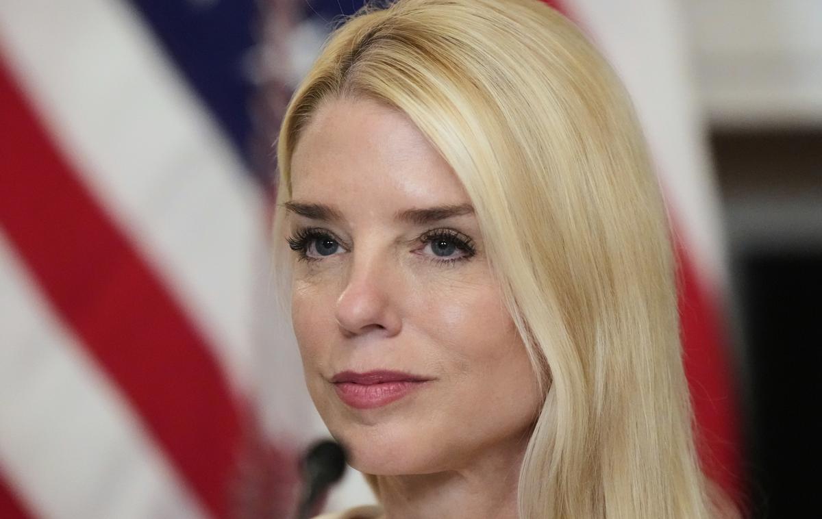 Pam Bondi | Ker Trumpova pravosodna ministrica Pam Bondi noče objaviti Epsteinovega dosjeja, se je nanjo od pripadnikov gibanja Maga usul plaz kritik. Donald Trump jo je vzel v bran in trdi, da zadeva Epstein zanima samo neumne ljudi. | Foto Guliverimage