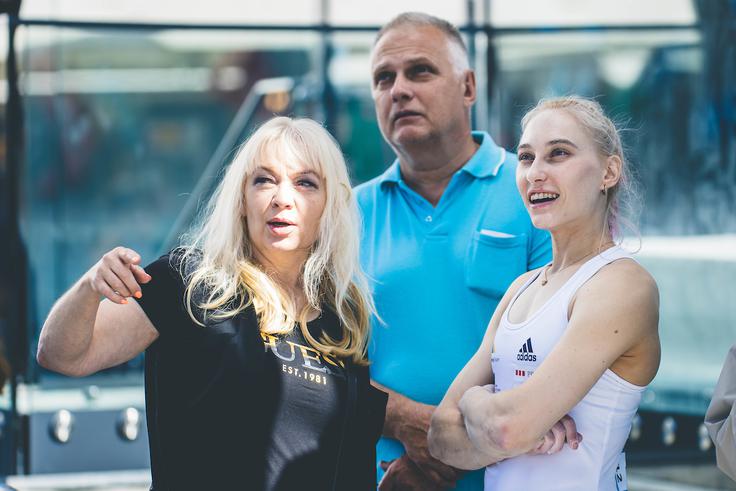 Na uvodni tekmi težavnosti v Innsbrucku junija letos sta jo spremljala tudi starša.  | Foto: Grega Valančič/Sportida