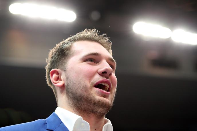 Luka Dončić | Luka Dončić je prvič v tej sezoni dvoboj Dallasa spremljal v obleki na klopi za rezervne igralce. | Foto Guliver/Getty Images