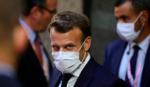 Macron razburil z izjavo, da želi kar najbolj otežiti življenje necepljenim