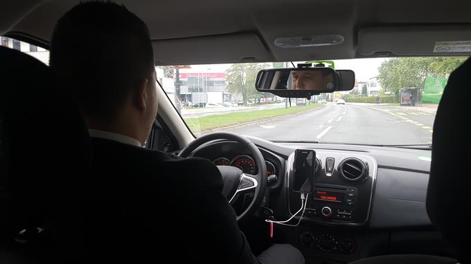 Ko najamemo taksi, se lahko v času vožnje posvetimo drugim opravilom, kot so telefoniranje, pisanje elektronskih sporočil ... | Foto: Gregor Pavšič