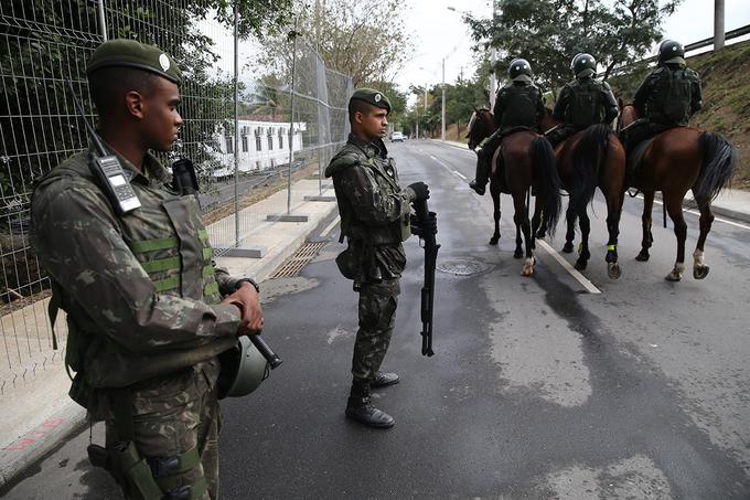 Za varovanje bo skupno skrbelo okoli 85 tisoč policistov in vojakov. | Foto: Reuters
