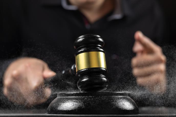 dražba kladivo | Občina lahko nepremičnino proda tudi na javni dražbi – predkupna pravica obstaja le, če jo določata zakon ali pogodba. | Foto Shutterstock