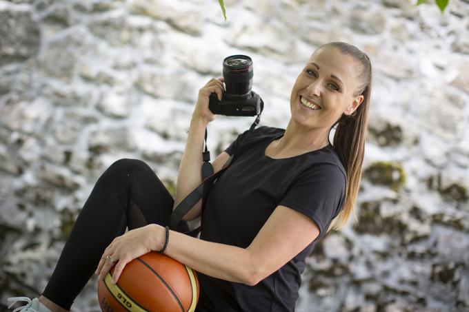 Žogo je zamenjala za fotoaparat. | Foto: Bojan Puhek