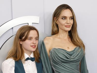 Angelina Jolie na rdečo preprogo prišla s svojo 15-letno hčerko