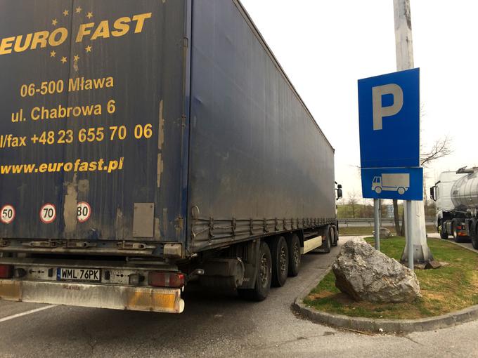 Predvsem ob koncih tedna ob avtocestah pogosto zmanjka prostora za parkiranje tujih tovornjakov.  | Foto: Gregor Pavšič