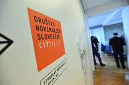 DNS: Novinarji in mediji v Sloveniji ne moremo biti tarča oblastnih podrejanj