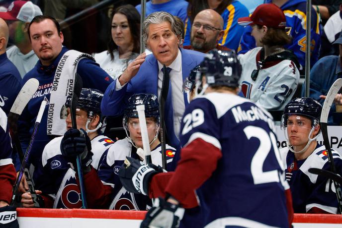 Trenerja Colorada plošček zadel v glavo #video