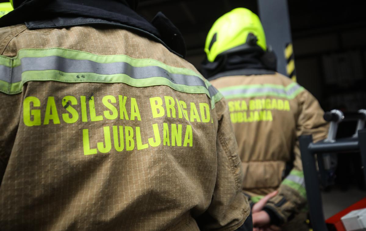 gasilci Gasilska brigada Ljubljana | Kot so zapisali v sporočilu centra za obveščanje uprave za zaščito in reševanje, je ponoči še potekalo gašenje požara, ki je v torek nekaj po 4. uri izbruhnil na Plemljevi ulici v Šentvidu v Ljubljani. | Foto STA
