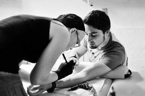 Gospodična, ki vam bo zlezla pod kožo. Dobesedno.