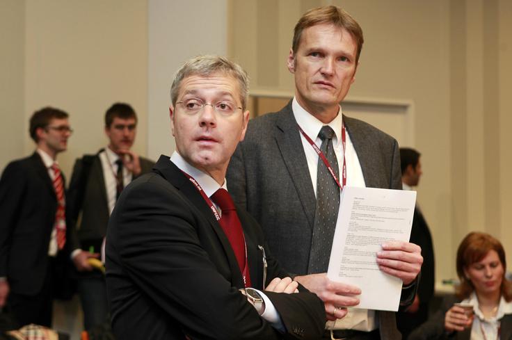 CDU bo letos poleti dobila novega vodjo. Liberalno krilo stranko bo na kongresu poleg ministrskega predsednika zvezne dežele Severno Porenje-Vestfalija Armina Lascheta predstavljal tudi 54-letni Norbert Röttgen (levo). Ta velja za enega od najbolj inteligentnih privržencev kanclerke Angele Merkel. | Foto: Reuters