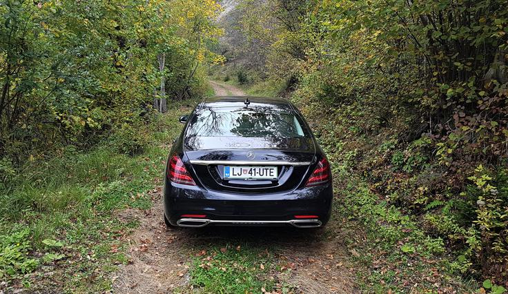 Najnovejši mercedes-benz razred S, tak s podaljšano medosno razdaljo, na poti k hiši Razpeta in njegove volge. | Foto: Gregor Pavšič