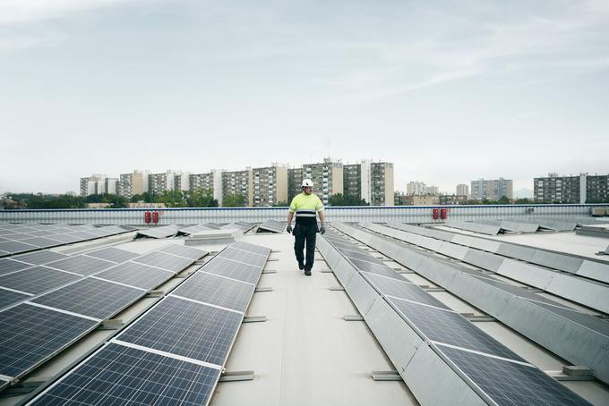Kar 17 odstotkov električne energije, ki jo potrebujejo za delovanje trgovine, proizvedejo s pomočjo sončnih celic na strehi trgovine. | Foto: Podjetje IKEA