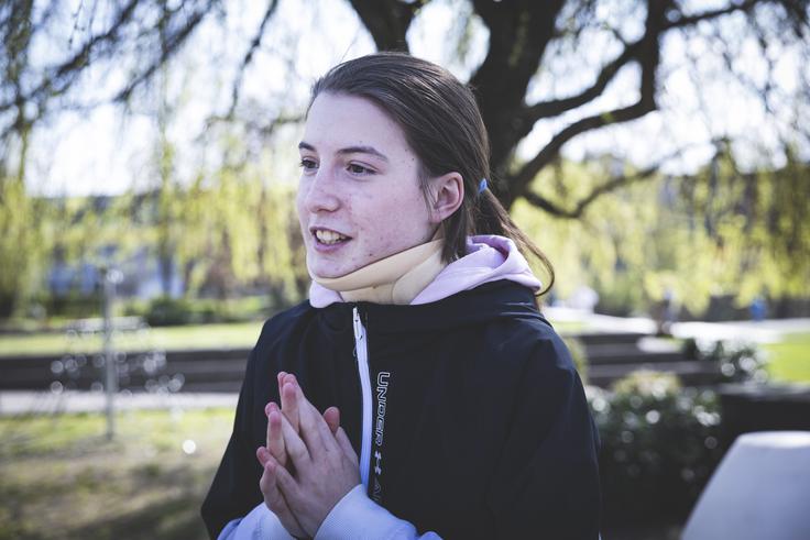 Zdravniki so se odločili za terapijo z injekcijami, večji del dneva mora nositi tudi opornico. "Zdravniki so zelo pozitivni. Za zdaj gre tako, kot mora iti. Ortoped je s slikami zadovoljen. Jaz verjamem, da bom zmagala." | Foto: Ana Kovač