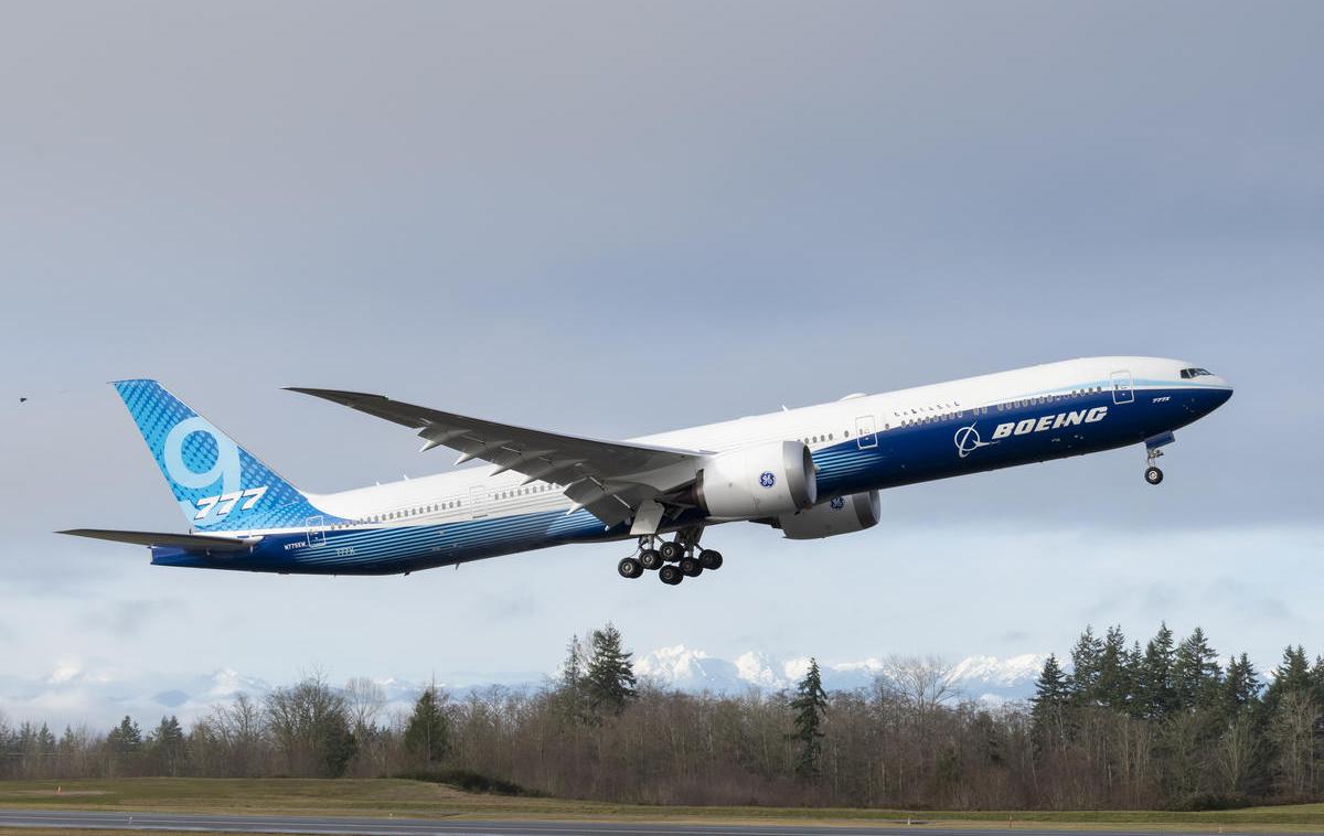 Boeing 777-X | Letalo serije 777X so pri Boeingu začeli razvijati leta 2013. Je naslednik najuspešnejšega širokotrupnega potniškega letala do zdaj, boeinga 777. Tega so začeli v potniškem prometu uporabljati že pred skoraj 25 leti. | Foto Boeing