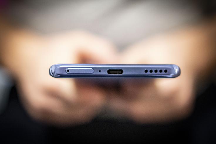 Spodnja stran pametnega telefona Huawei nova 9 | Foto: Ana Kovač
