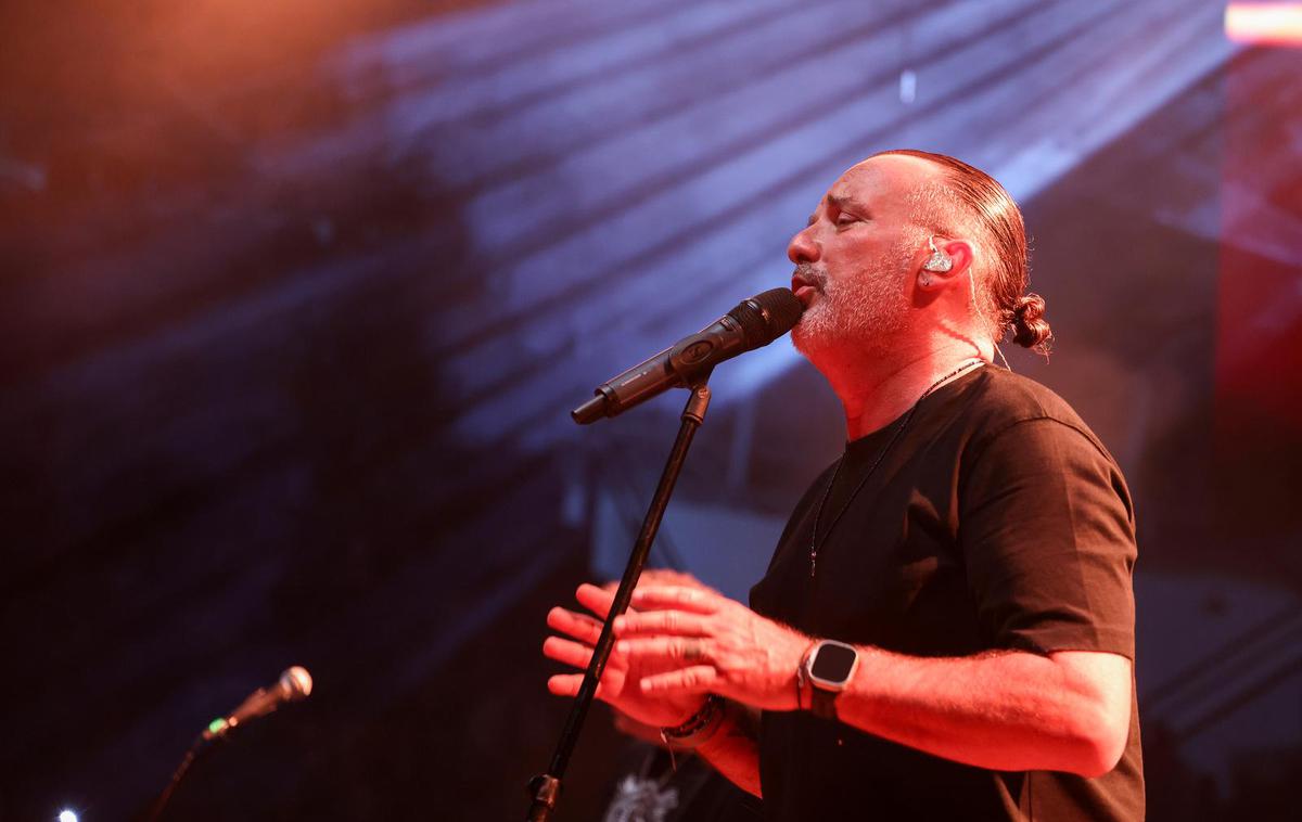 Tony Cetinski | Svoje dolge lase je Tony Cetinski tokrat spel v čop. | Foto Pixsell/Matija Habljak